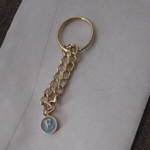 Elegant Gold & Blue Initial “E” Circle Keychain – Personalized Charm Accessory